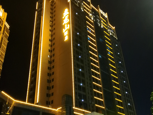 宇泉投光燈：光芒匯聚，萬(wàn)千華彩